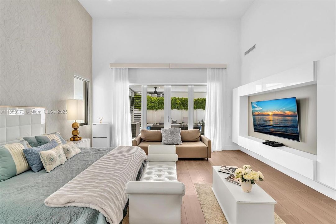 For Sale: $2,800,000 (5 beds, 6 baths, 3638 Square Feet)