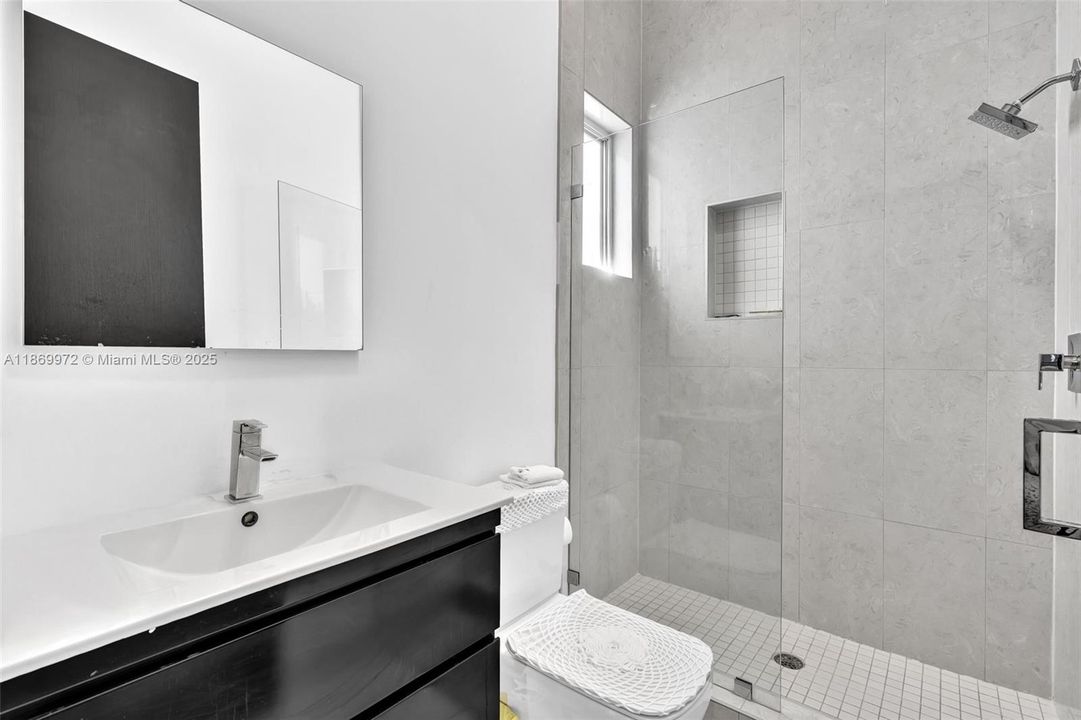 For Sale: $2,800,000 (5 beds, 6 baths, 3638 Square Feet)