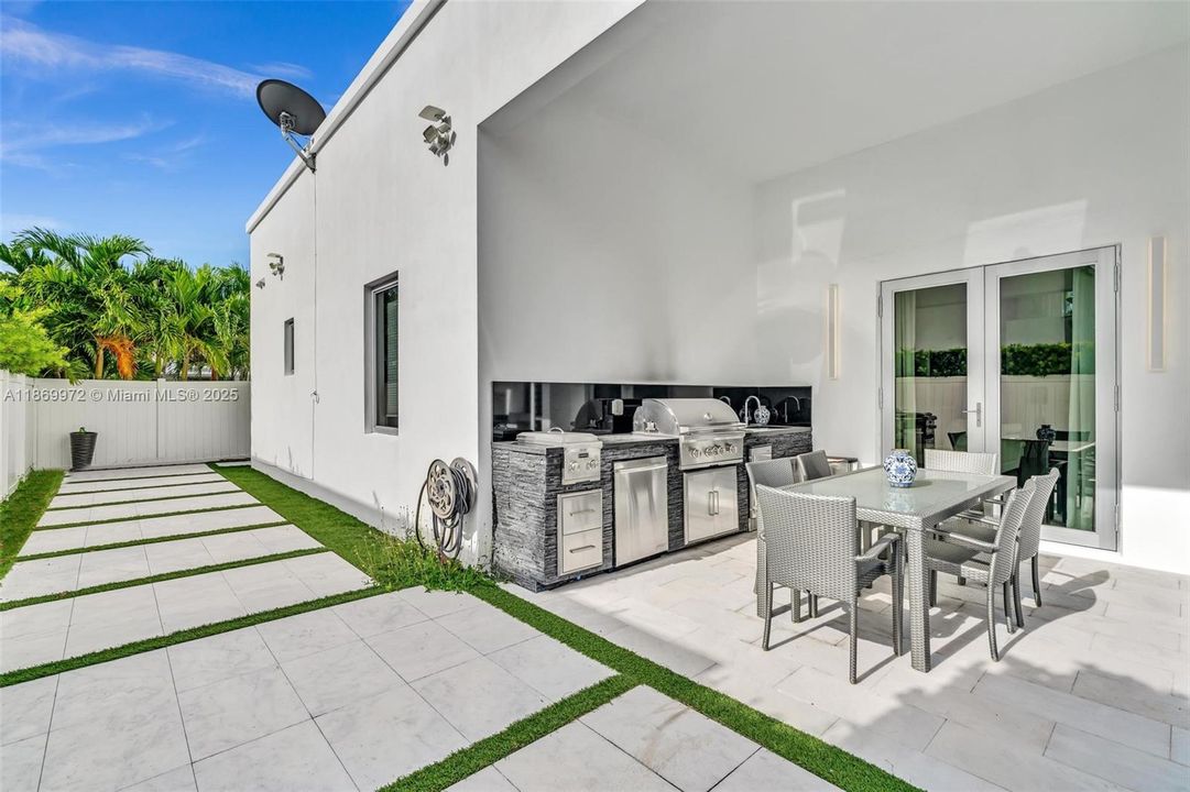 For Sale: $2,800,000 (5 beds, 6 baths, 3638 Square Feet)