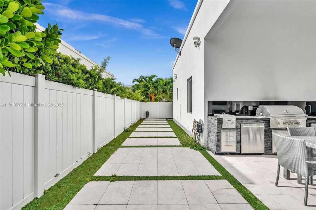 For Sale: $2,800,000 (5 beds, 6 baths, 3638 Square Feet)