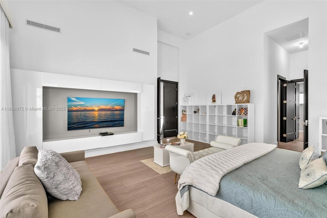 For Sale: $2,800,000 (5 beds, 6 baths, 3638 Square Feet)