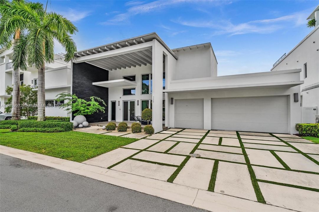 For Sale: $2,800,000 (5 beds, 6 baths, 3638 Square Feet)