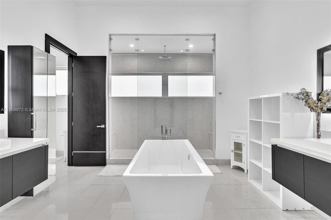 For Sale: $2,800,000 (5 beds, 6 baths, 3638 Square Feet)