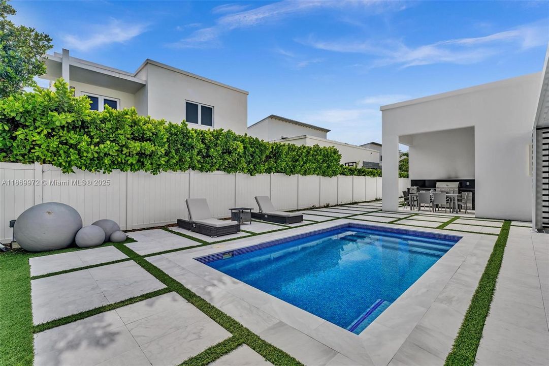 For Sale: $2,800,000 (5 beds, 6 baths, 3638 Square Feet)