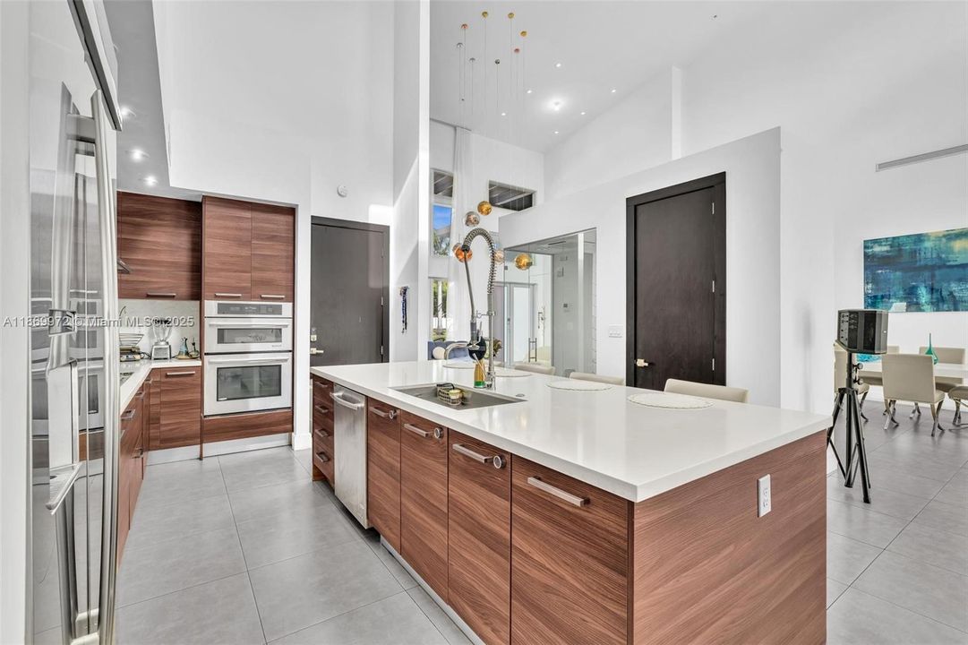 For Sale: $2,800,000 (5 beds, 6 baths, 3638 Square Feet)