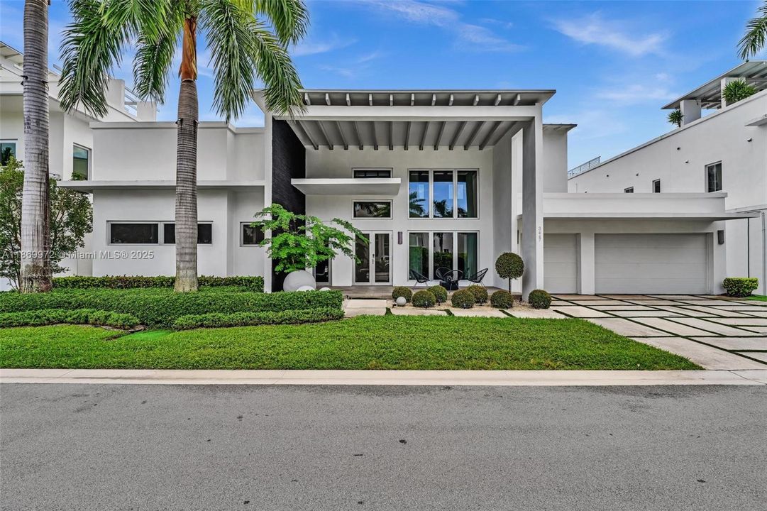 For Sale: $2,800,000 (5 beds, 6 baths, 3638 Square Feet)