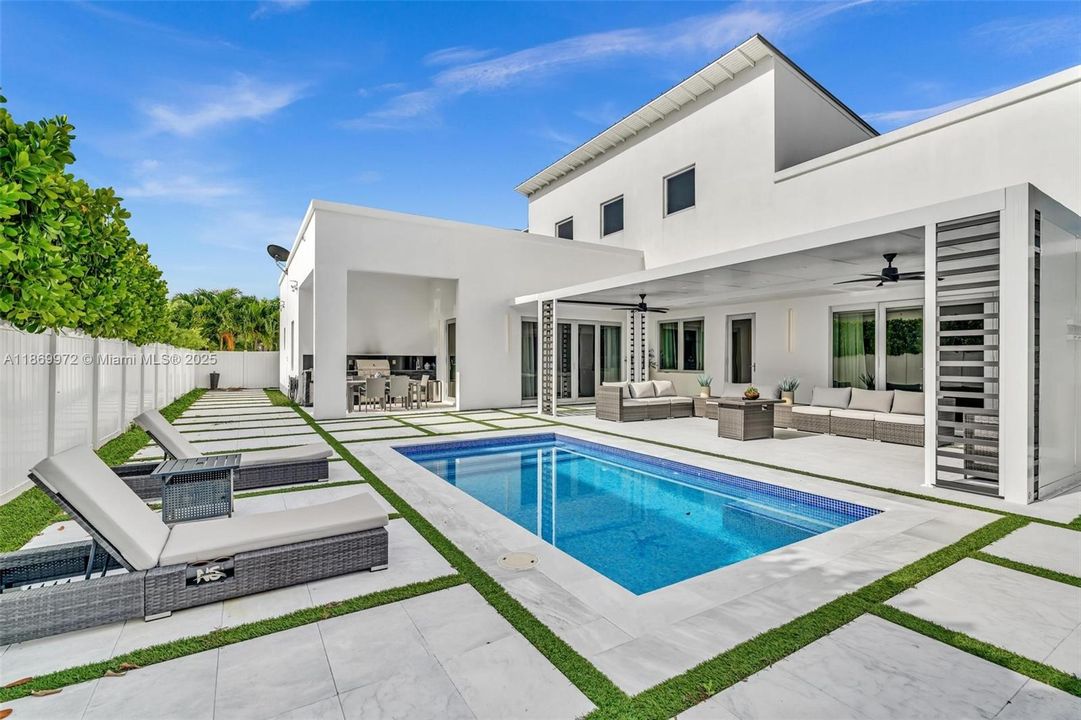 For Sale: $2,800,000 (5 beds, 6 baths, 3638 Square Feet)