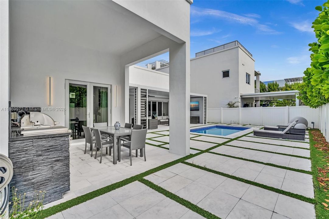 For Sale: $2,800,000 (5 beds, 6 baths, 3638 Square Feet)