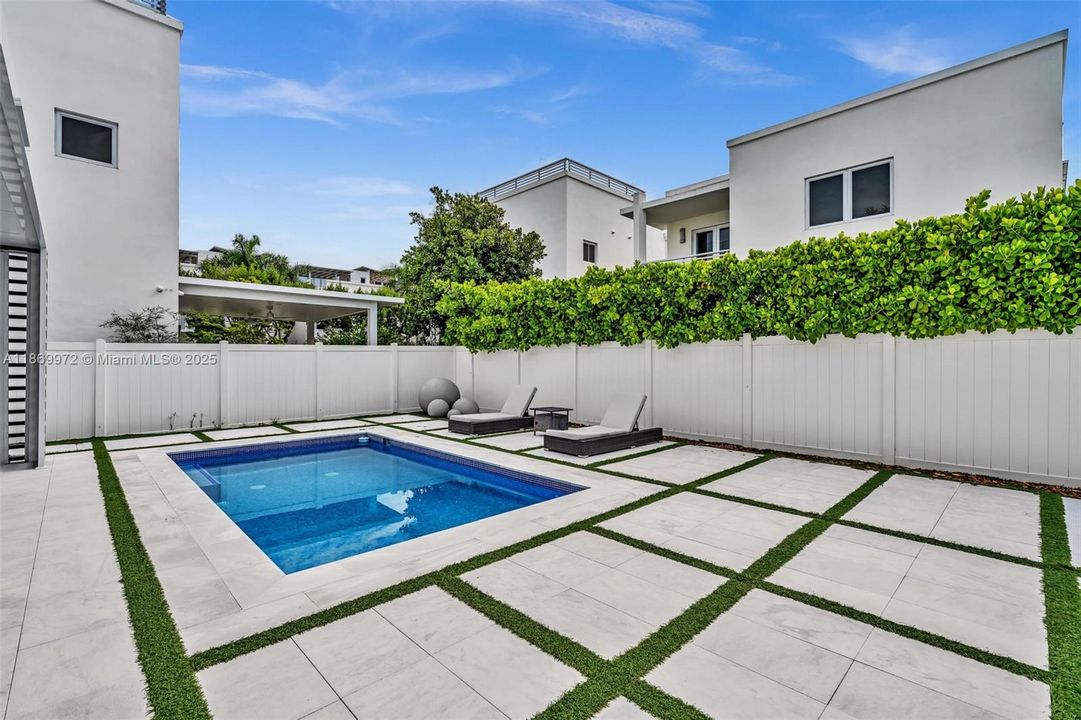 For Sale: $2,800,000 (5 beds, 6 baths, 3638 Square Feet)