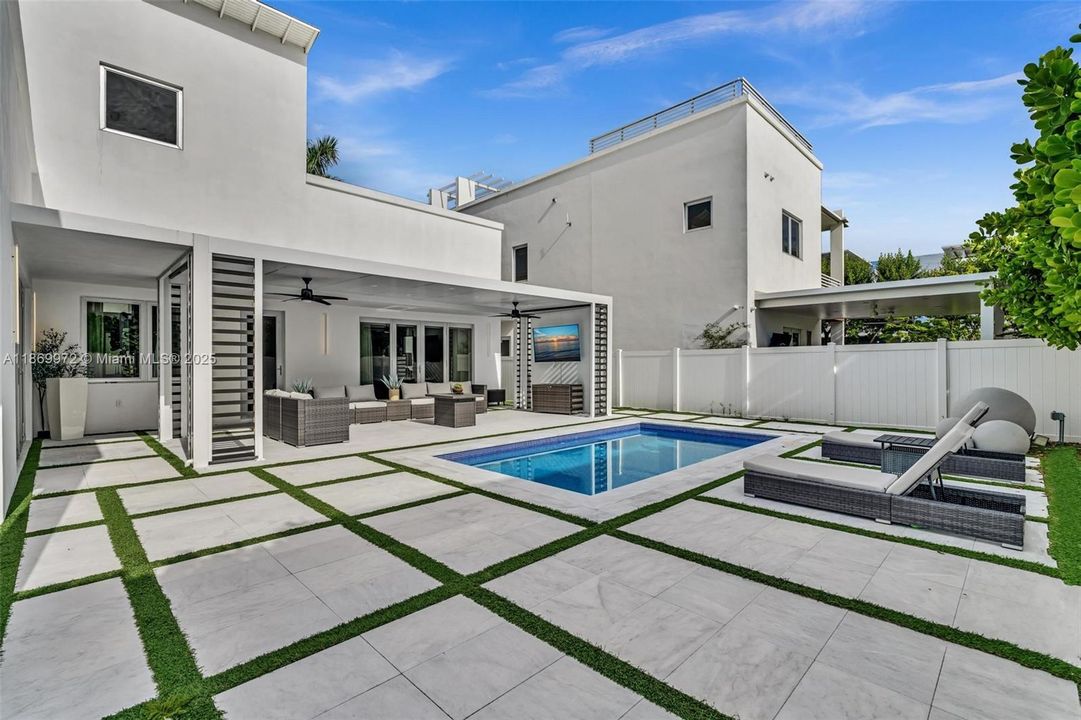 For Sale: $2,800,000 (5 beds, 6 baths, 3638 Square Feet)