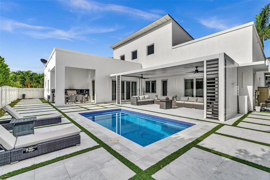 For Sale: $2,800,000 (5 beds, 6 baths, 3638 Square Feet)