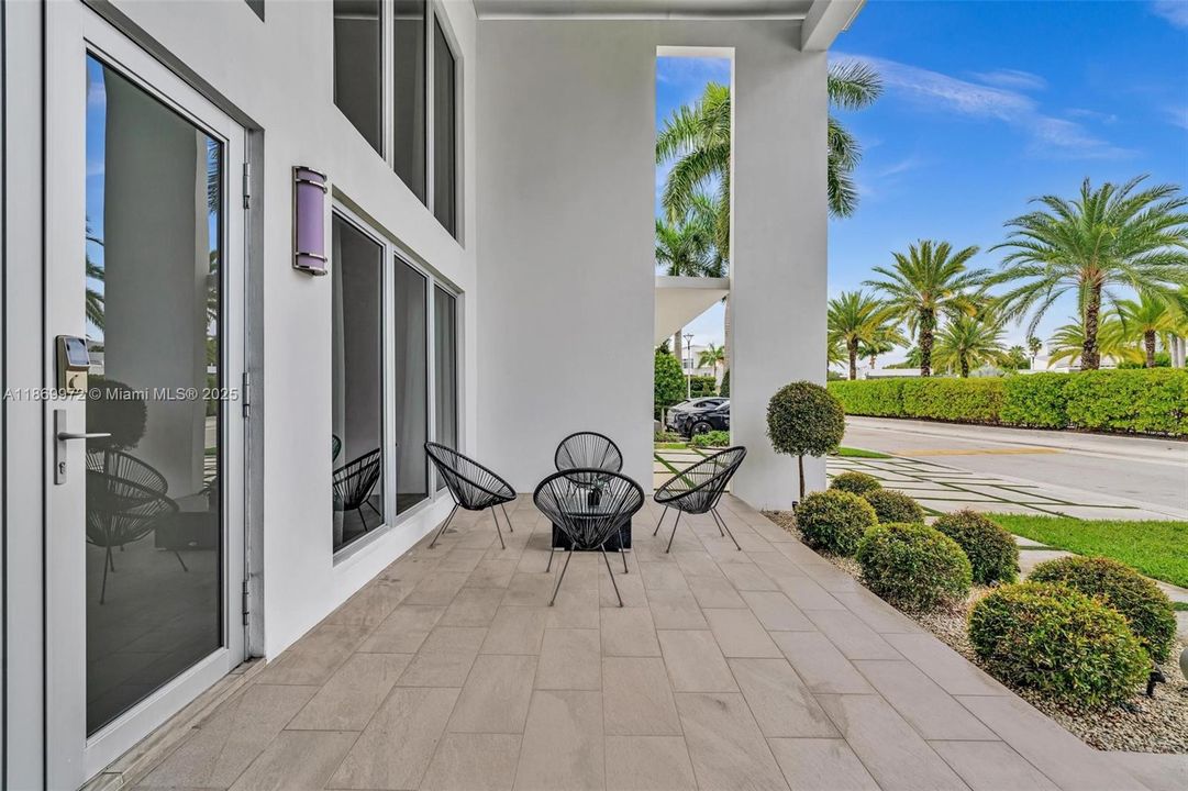 For Sale: $2,800,000 (5 beds, 6 baths, 3638 Square Feet)