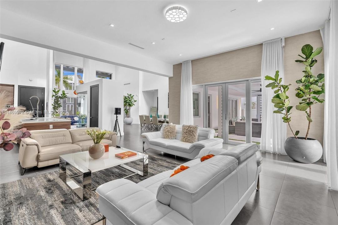 For Sale: $2,800,000 (5 beds, 6 baths, 3638 Square Feet)