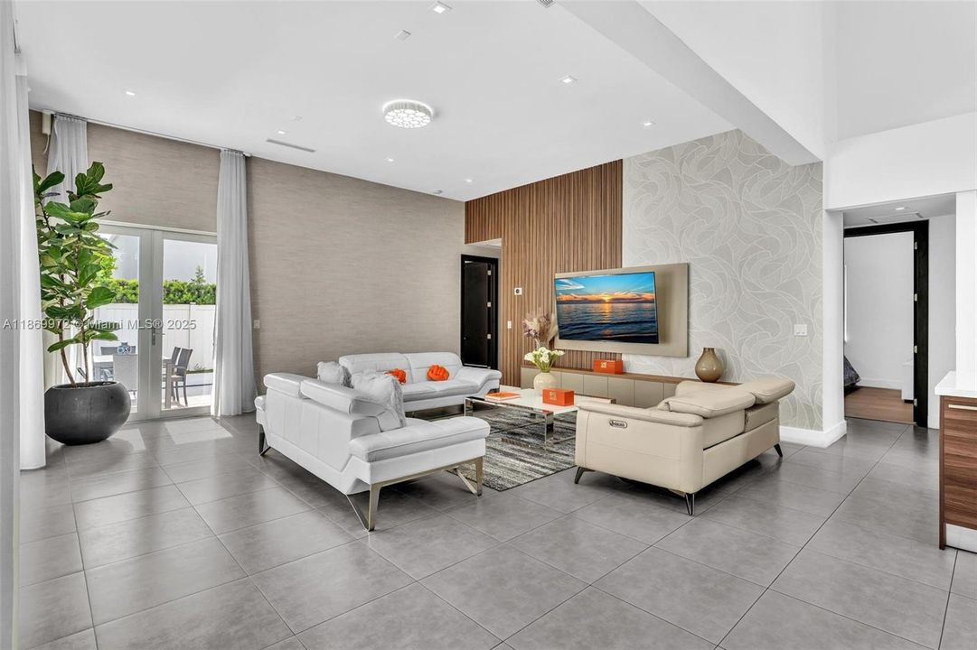 For Sale: $2,800,000 (5 beds, 6 baths, 3638 Square Feet)