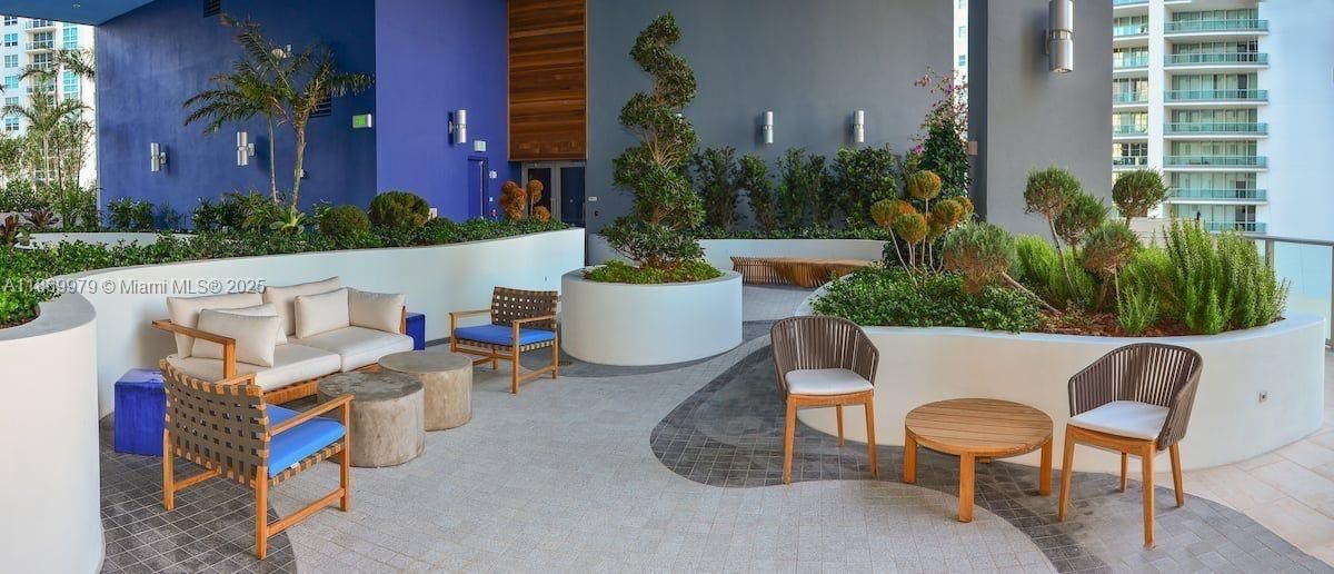 For Sale: $930,000 (2 beds, 2 baths, 969 Square Feet)