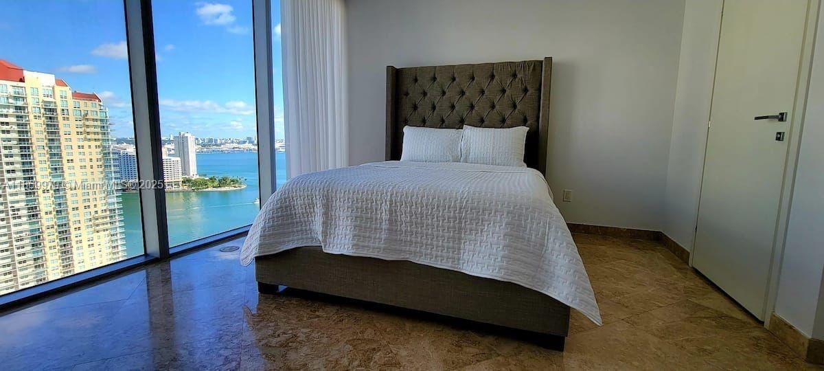 For Sale: $930,000 (2 beds, 2 baths, 969 Square Feet)