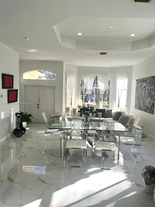 En Venta: $895,000 (3 camas, 2 baños, 1900 Pies cuadrados)