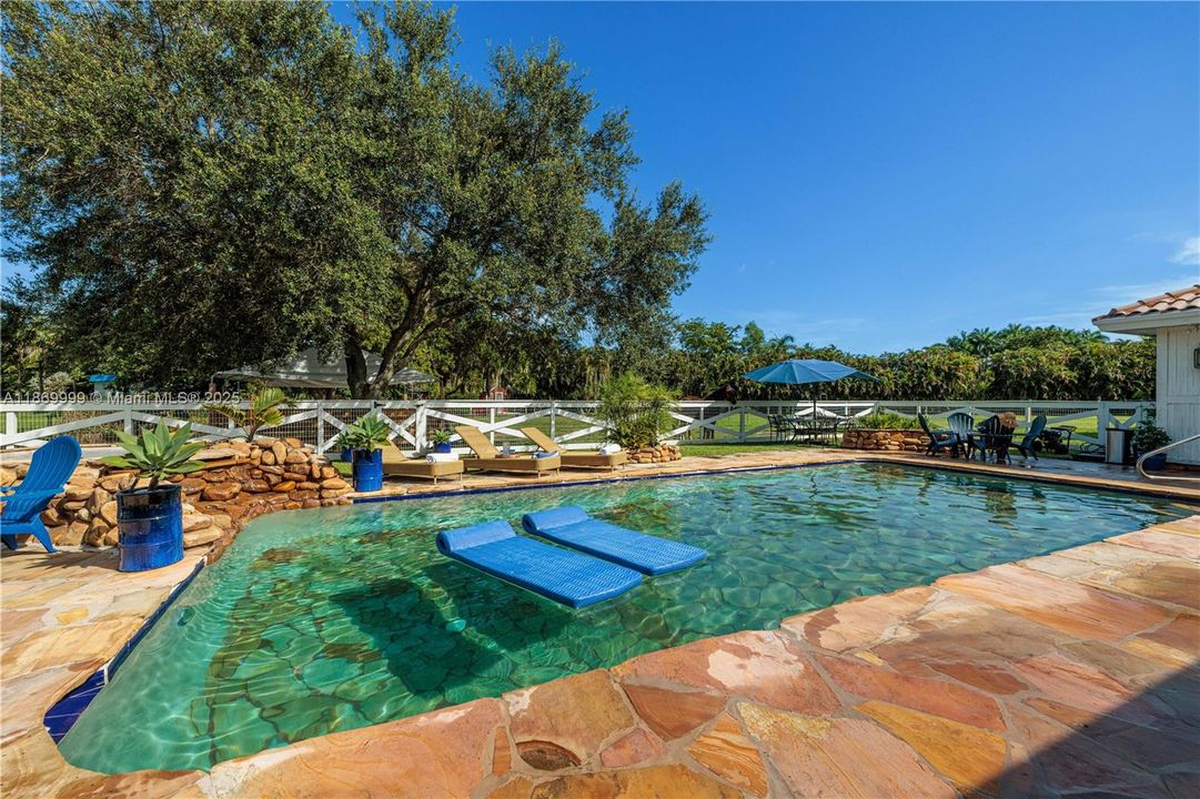 Недавно продано: $2,950,000 (8 спален, 5 ванн, 7674 Квадратных фут)