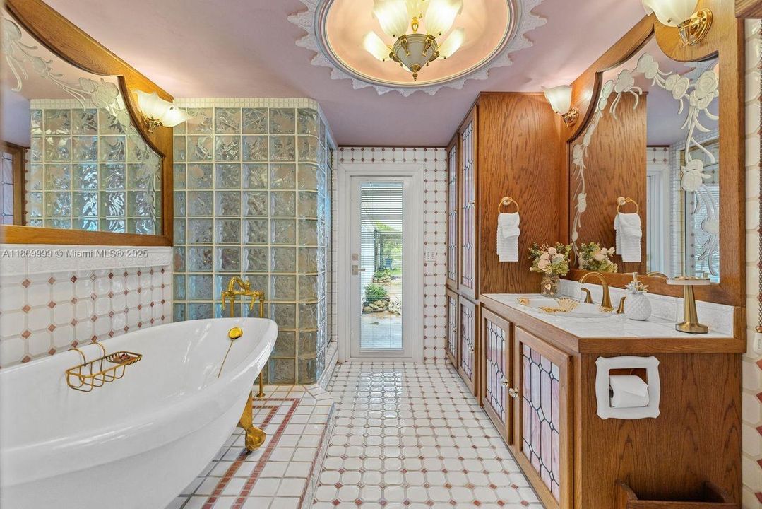 Недавно продано: $2,950,000 (8 спален, 5 ванн, 7674 Квадратных фут)