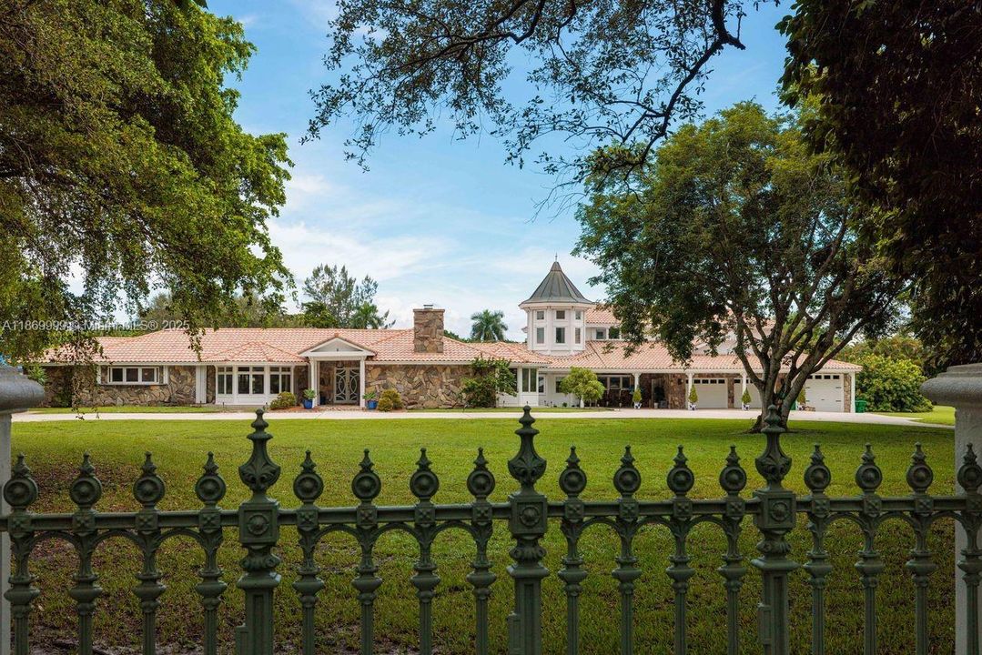 Недавно продано: $2,950,000 (8 спален, 5 ванн, 7674 Квадратных фут)