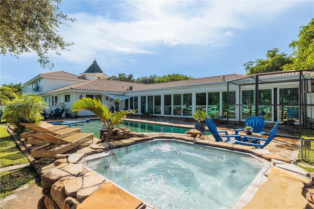 Недавно продано: $2,950,000 (8 спален, 5 ванн, 7674 Квадратных фут)