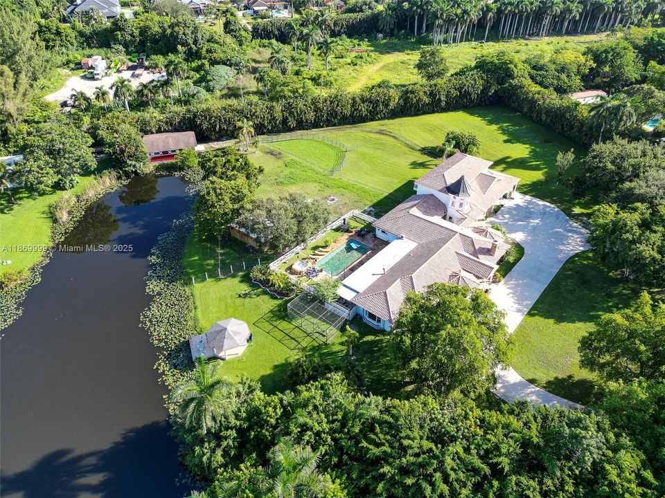 Недавно продано: $2,950,000 (8 спален, 5 ванн, 7674 Квадратных фут)