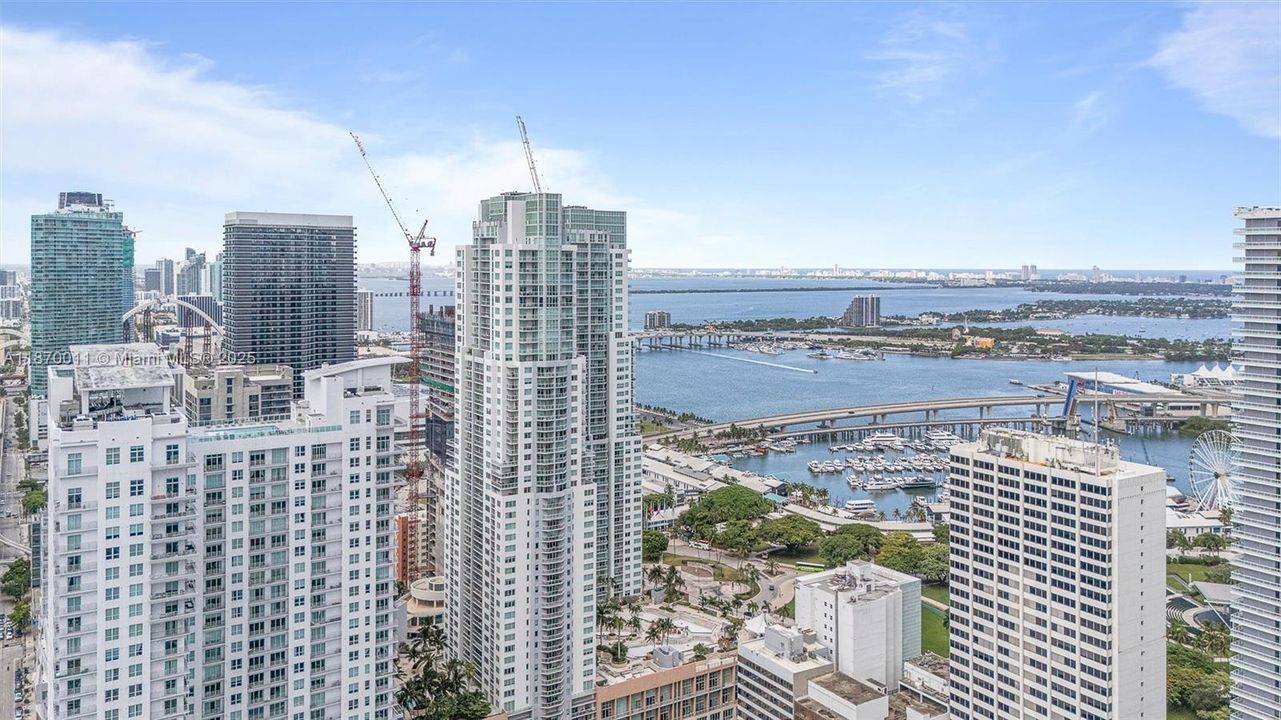 For Sale: $390,000 (1 beds, 1 baths, 978 Square Feet)