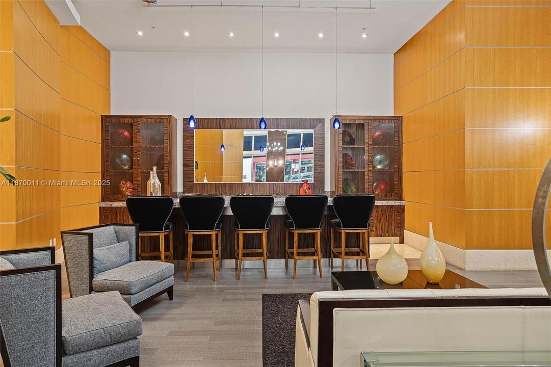 For Sale: $390,000 (1 beds, 1 baths, 978 Square Feet)