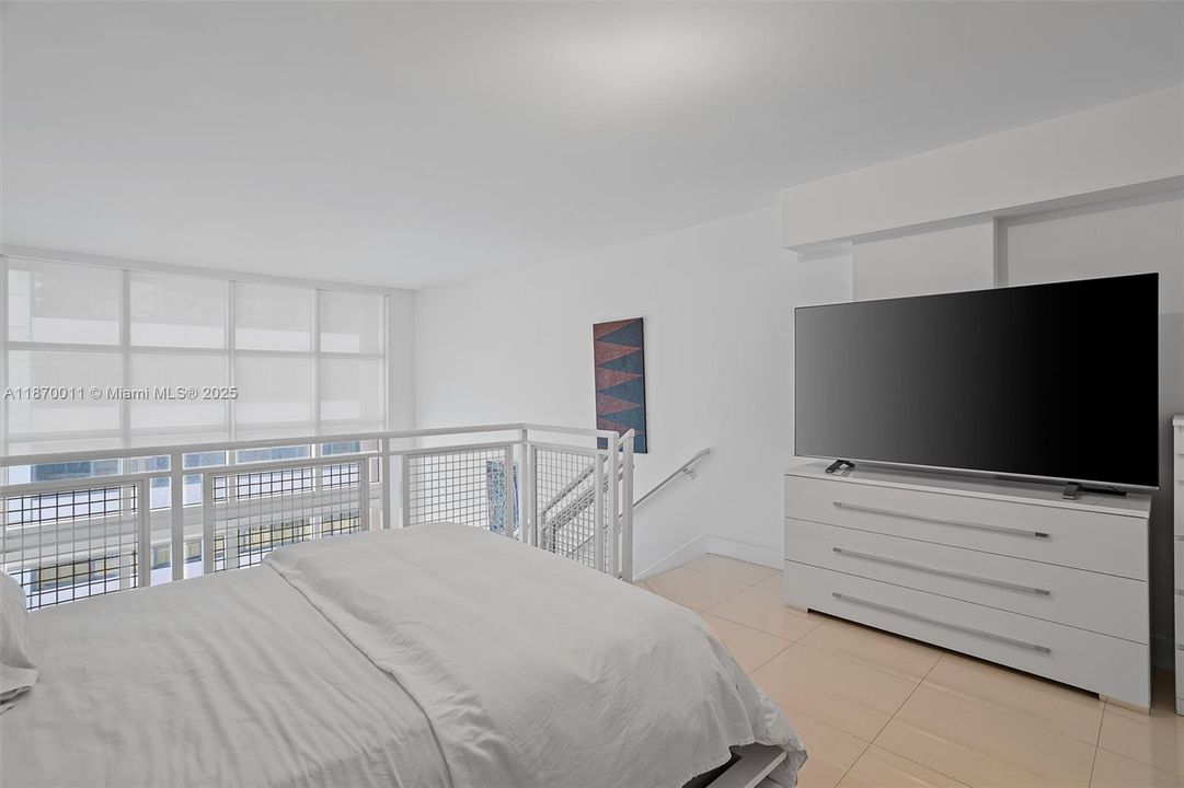 For Sale: $390,000 (1 beds, 1 baths, 978 Square Feet)