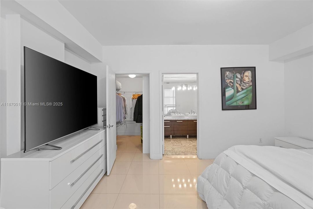 For Sale: $390,000 (1 beds, 1 baths, 978 Square Feet)