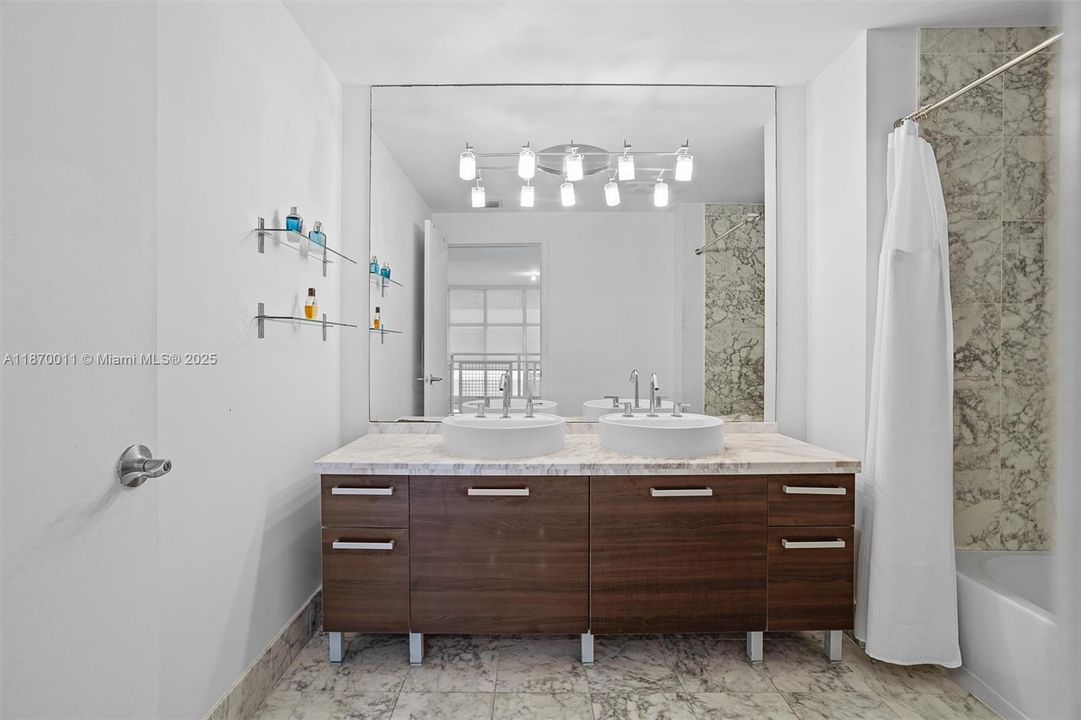 For Sale: $390,000 (1 beds, 1 baths, 978 Square Feet)