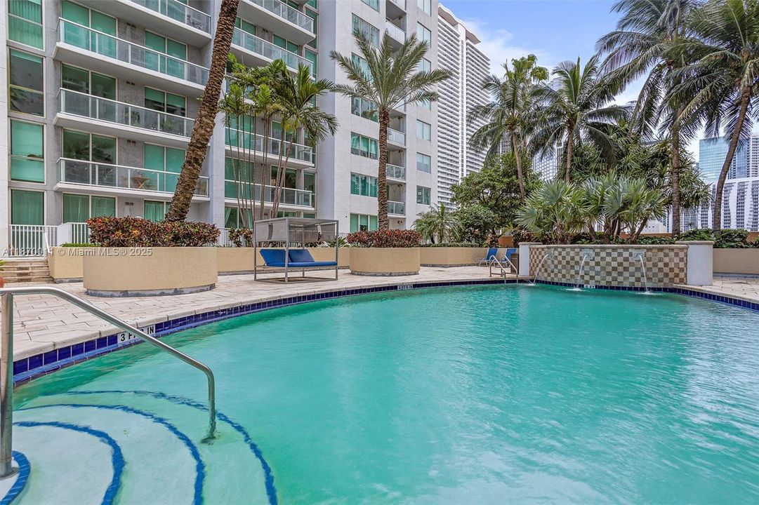 For Sale: $390,000 (1 beds, 1 baths, 978 Square Feet)