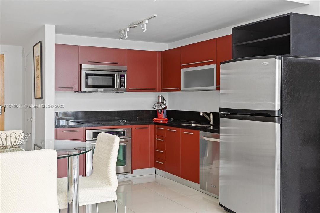 For Sale: $390,000 (1 beds, 1 baths, 978 Square Feet)
