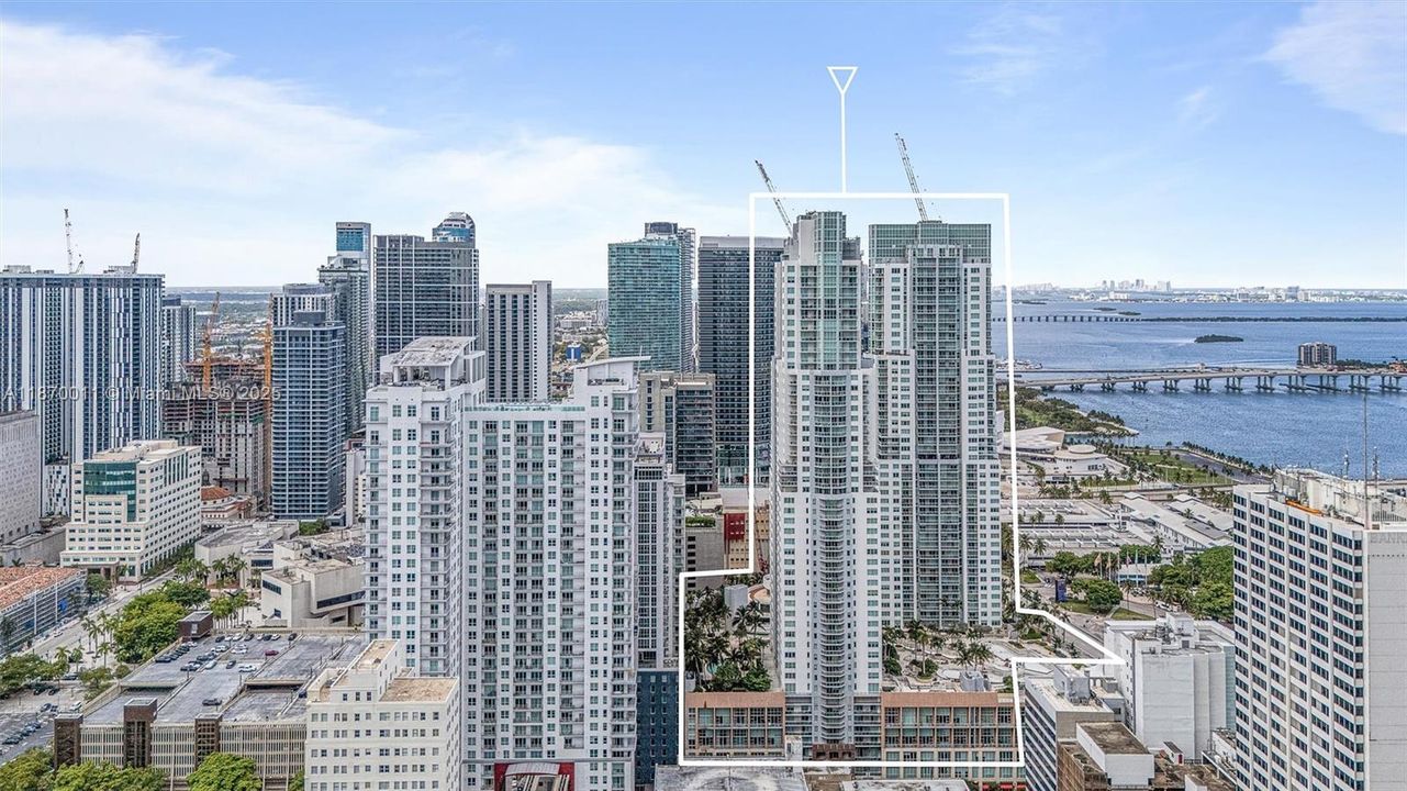 For Sale: $390,000 (1 beds, 1 baths, 978 Square Feet)