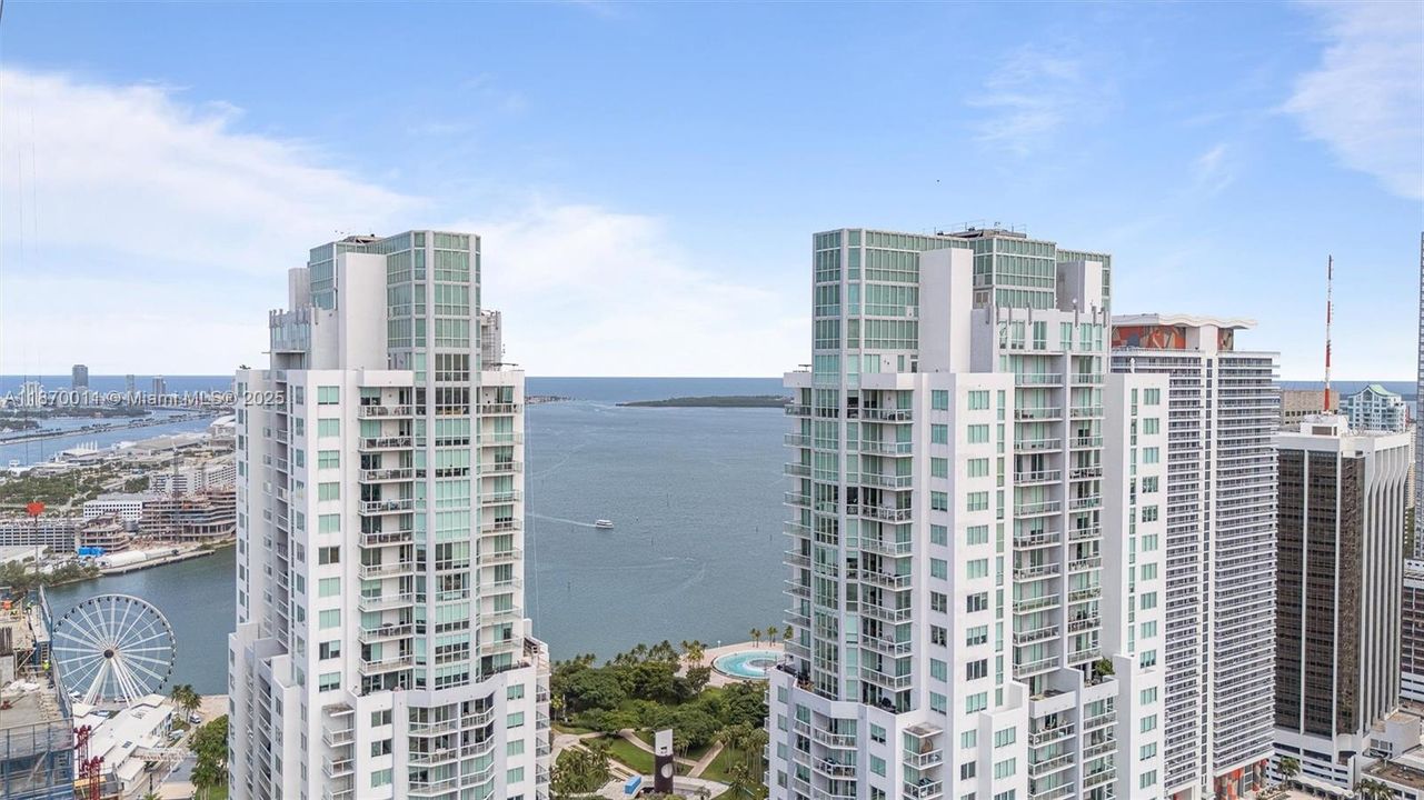 For Sale: $390,000 (1 beds, 1 baths, 978 Square Feet)