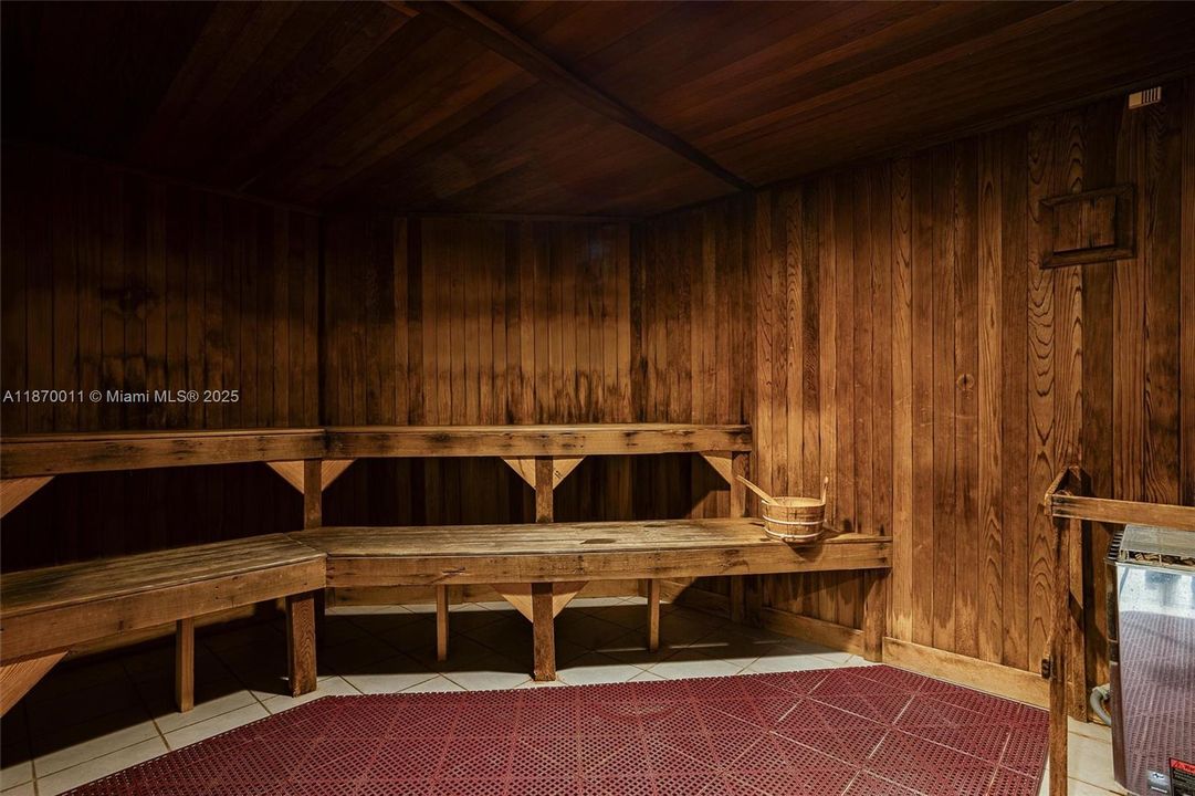 For Sale: $390,000 (1 beds, 1 baths, 978 Square Feet)