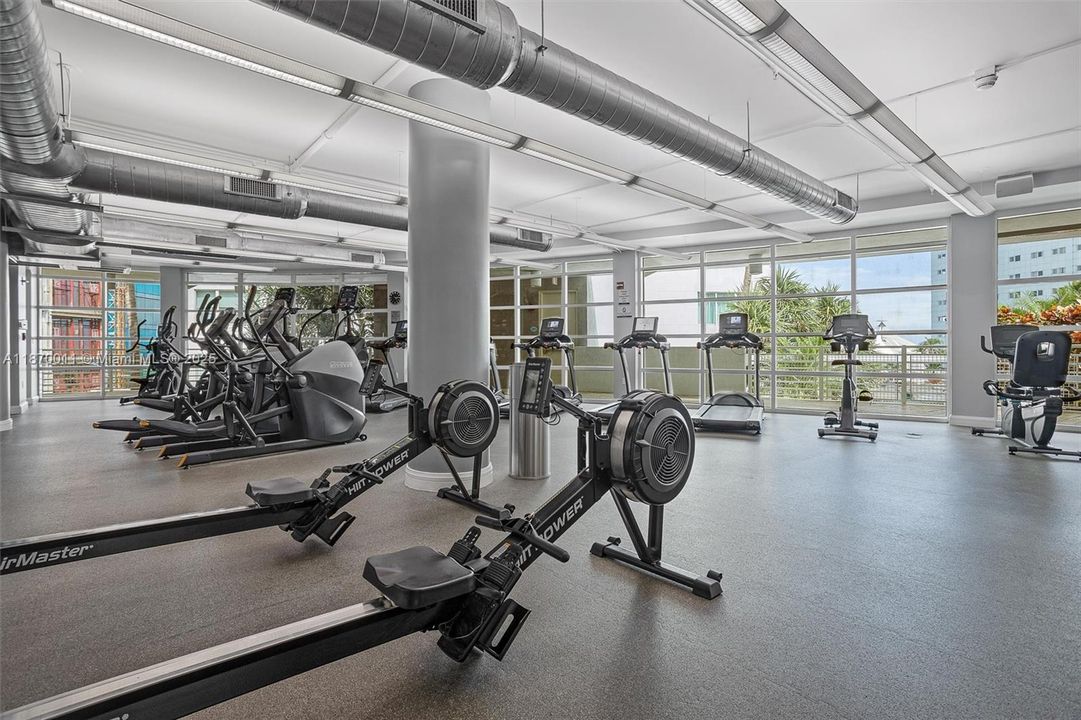For Sale: $390,000 (1 beds, 1 baths, 978 Square Feet)