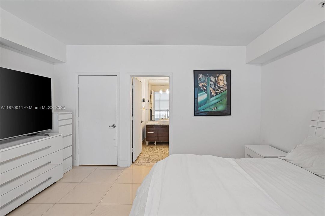 For Sale: $390,000 (1 beds, 1 baths, 978 Square Feet)