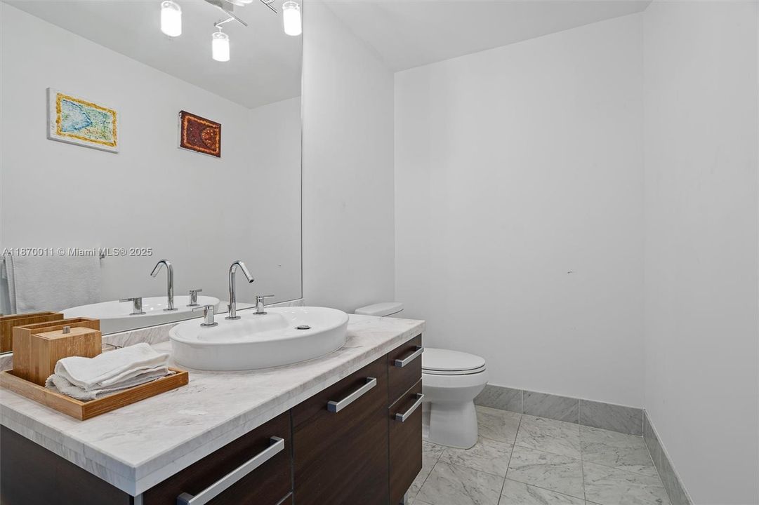 For Sale: $390,000 (1 beds, 1 baths, 978 Square Feet)