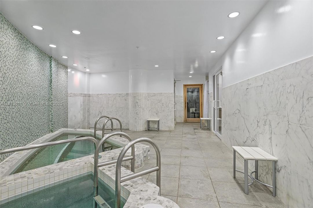 For Sale: $390,000 (1 beds, 1 baths, 978 Square Feet)