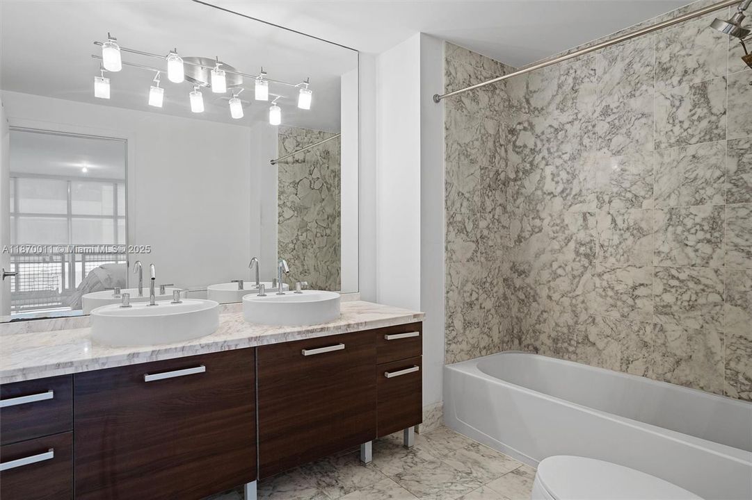 For Sale: $390,000 (1 beds, 1 baths, 978 Square Feet)