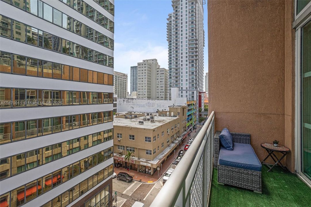 For Sale: $390,000 (1 beds, 1 baths, 978 Square Feet)