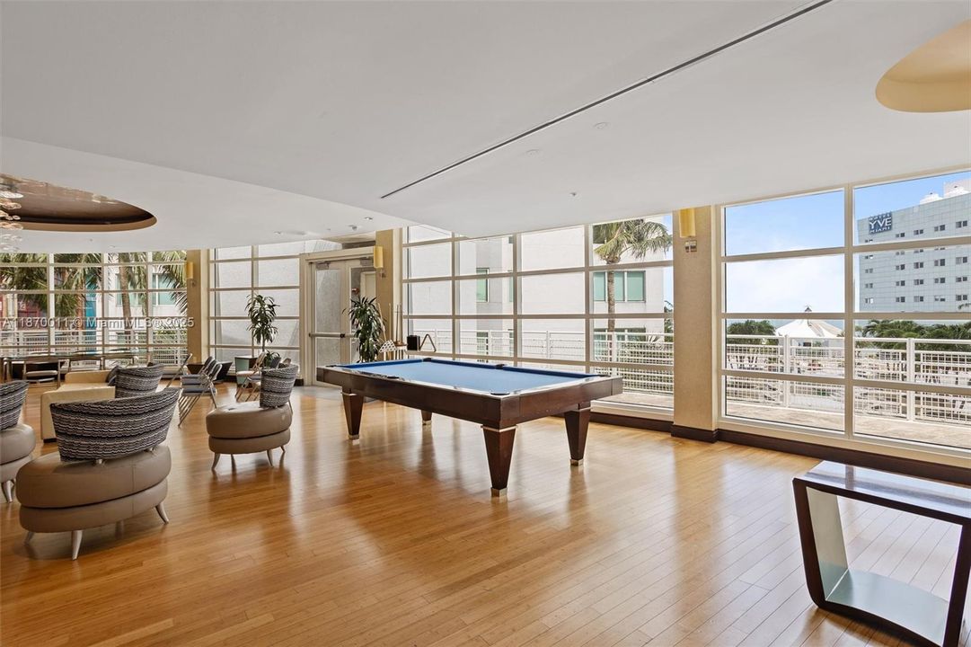 For Sale: $390,000 (1 beds, 1 baths, 978 Square Feet)