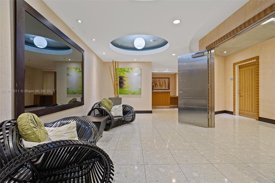 For Sale: $390,000 (1 beds, 1 baths, 978 Square Feet)