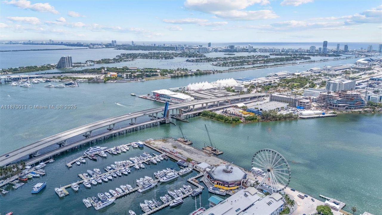 For Sale: $390,000 (1 beds, 1 baths, 978 Square Feet)