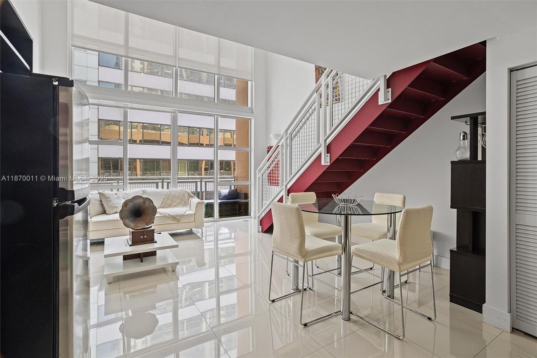 For Sale: $390,000 (1 beds, 1 baths, 978 Square Feet)