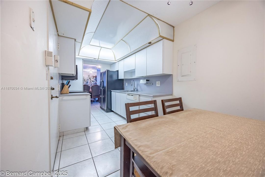 合同活跃: $175,000 (3 贝兹, 2 浴室, 1310 平方英尺)