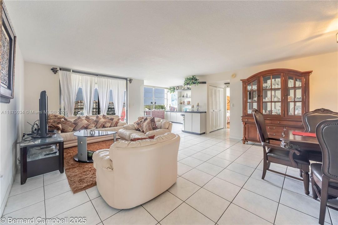 合同活跃: $175,000 (3 贝兹, 2 浴室, 1310 平方英尺)