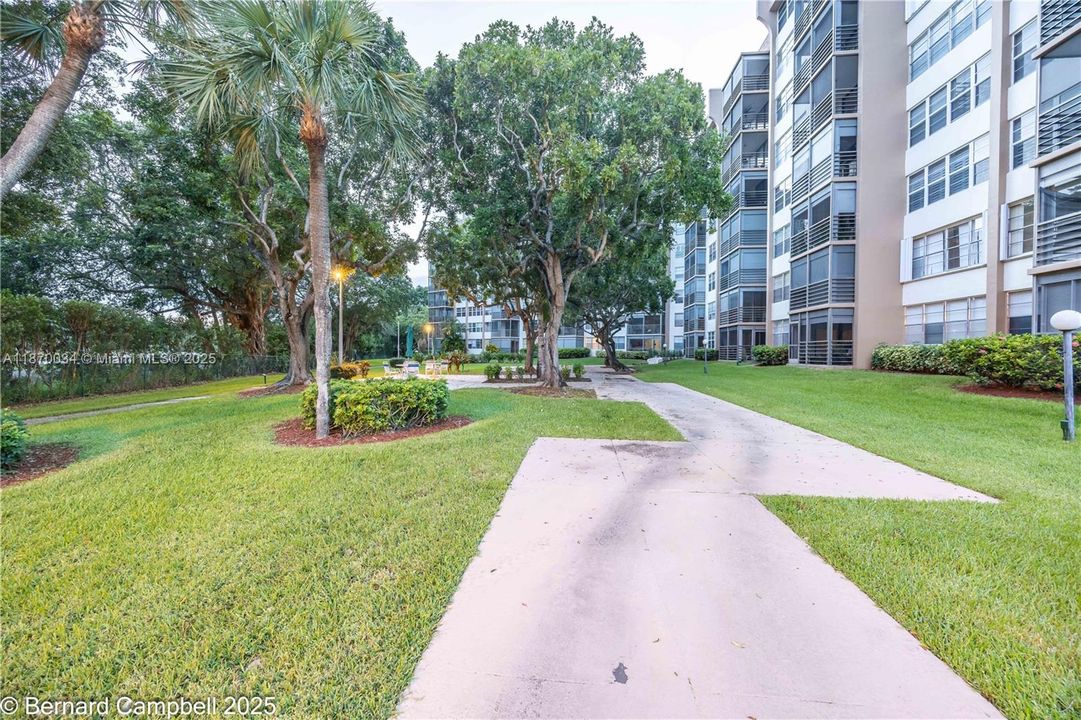 合同活跃: $175,000 (3 贝兹, 2 浴室, 1310 平方英尺)