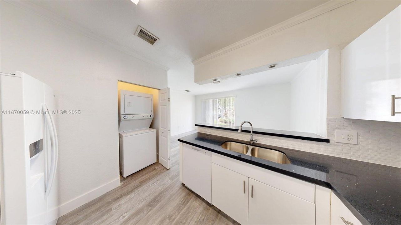 合同活跃: $269,000 (3 贝兹, 2 浴室, 1523 平方英尺)